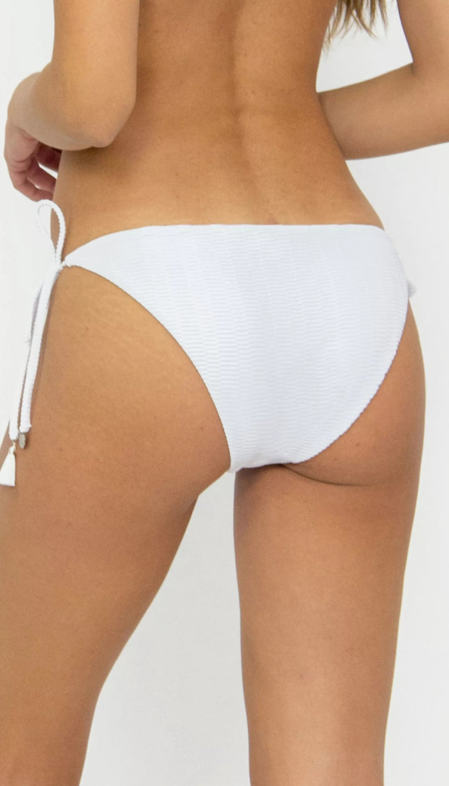 Panty Normal Bikini Blanco Amarres Bailando Entre Palmas - Bari, los mejores trajes de baño y Bikinis. Diseño y tecnología juntos.