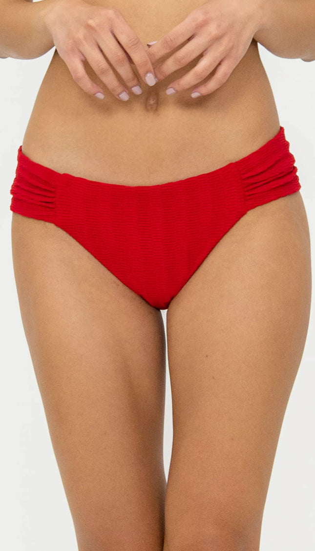 Panty Normal Bikini Rojo Plisado Bailando Entre Palmas - Bari, los mejores trajes de baño y Bikinis. Diseño y tecnología juntos.