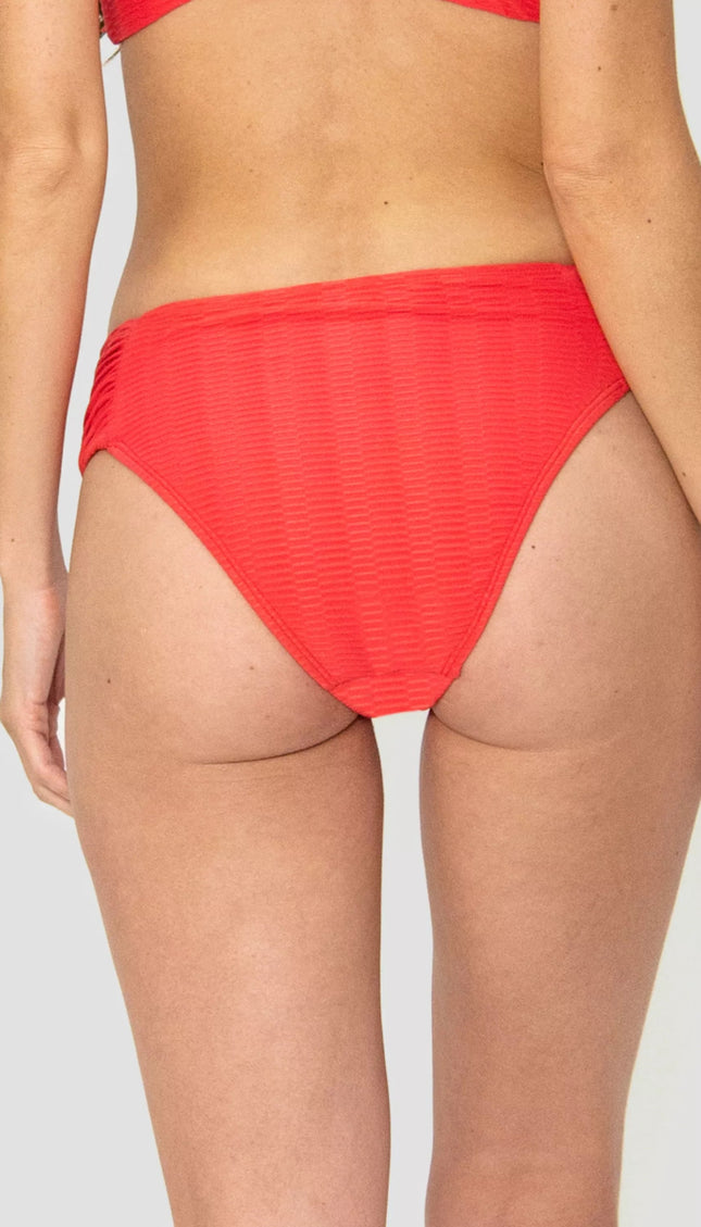 Panty Normal ESSENTIALS Bikini Rojo Alma Viajera - Bari, los mejores trajes de baño en México.