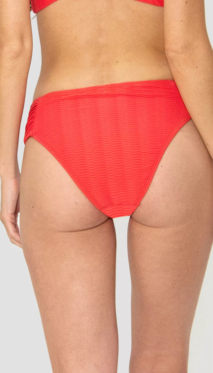 Panty Normal ESSENTIALS Bikini Rojo Alma Viajera - Bari, los mejores trajes de baño y Bikinis. Diseño y tecnología juntos.