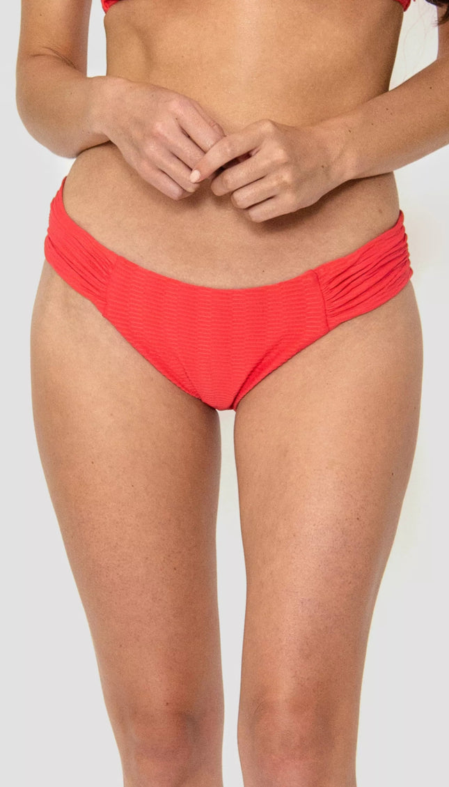 Panty Normal ESSENTIALS Bikini Rojo Alma Viajera - Bari, los mejores trajes de baño en México.