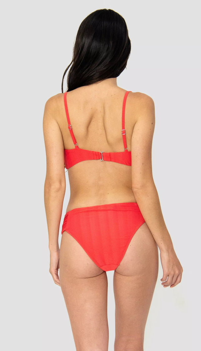 Top Bikini ESSENTIALS Rojo Argolla Decorativa Alma Viajera - Bari, los mejores trajes de baño en México.