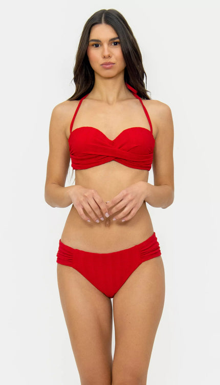 Top Bikini Strapless Rojo Copa Moldeada Bailando Entre Palmas - Bari, los mejores trajes de baño en México.